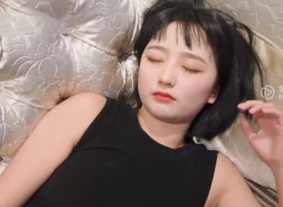 Bà chủ say rượu nhìn nhầm nhân viên của mình là một người đàn ông rất sung mãn